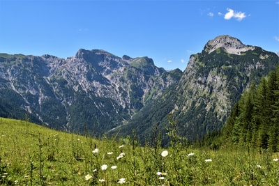 白天蓝天下青山灰山